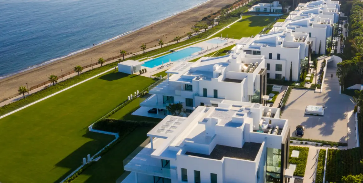 Short-term rent of middle floor apartment in Estepona 1