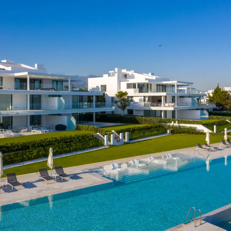 Краткосрочная аренда апартаментов на среднем этаже в Estepona