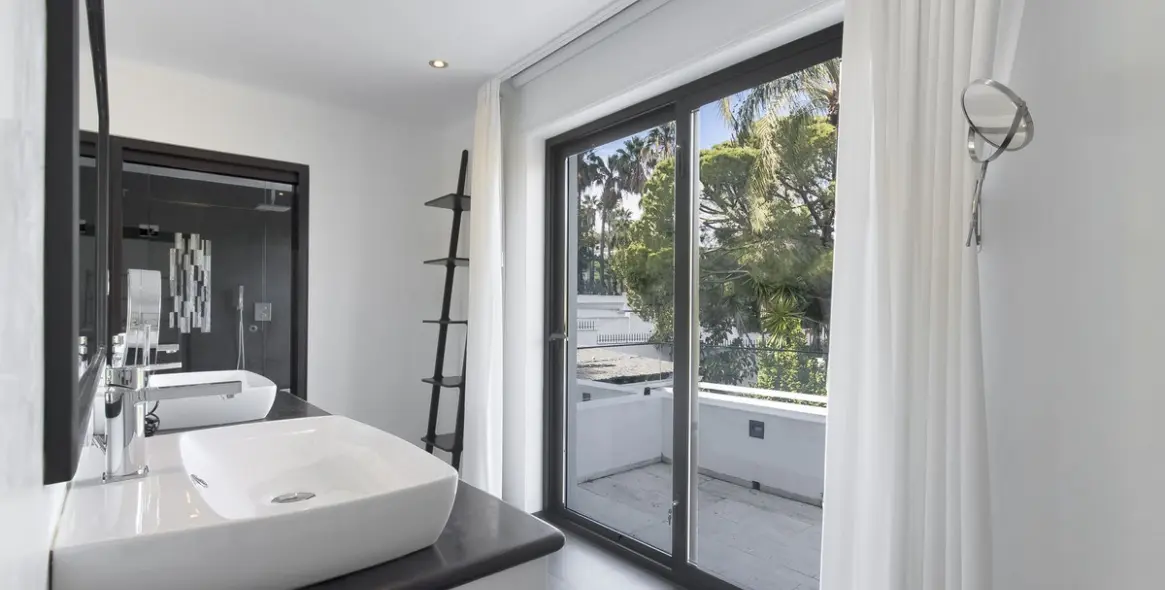 Short-term rent of detached villa in Nueva Andalucía 10