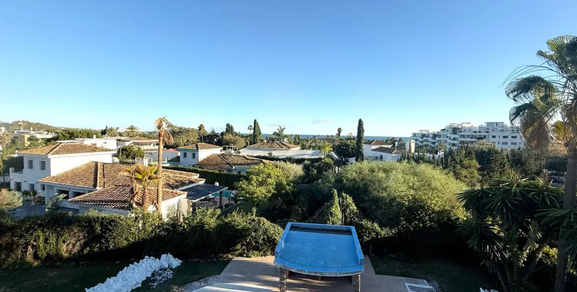 Long-term rent of detached villa in The Golden Mile 4