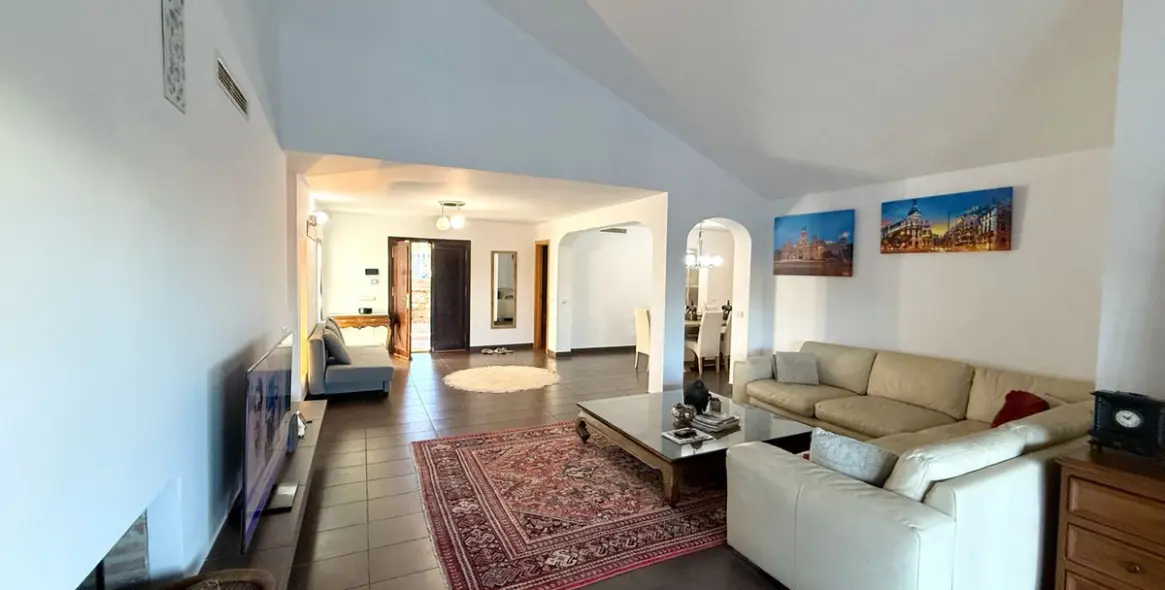 Long-term rent of detached villa in The Golden Mile 12