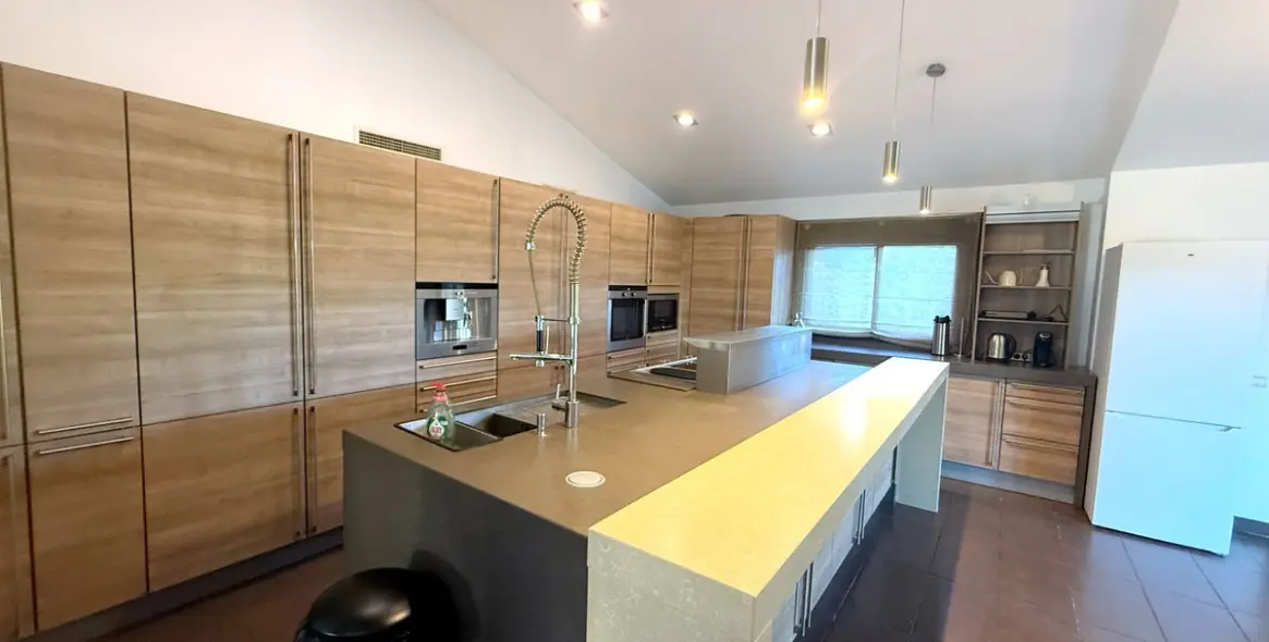 Long-term rent of detached villa in The Golden Mile 15