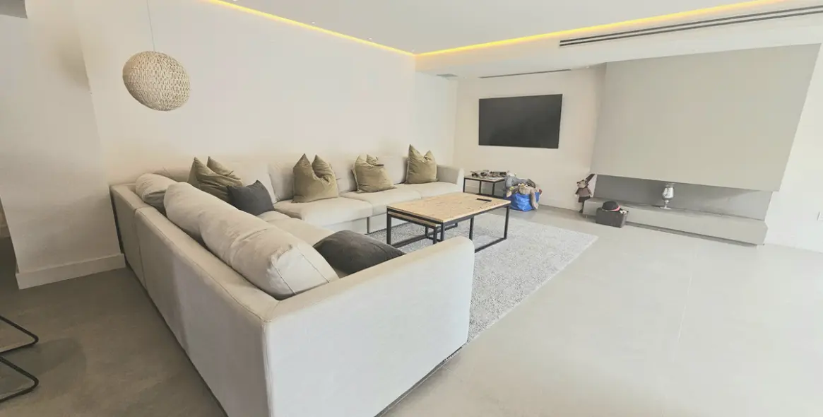 Long-term rent of detached villa in Costabella 6