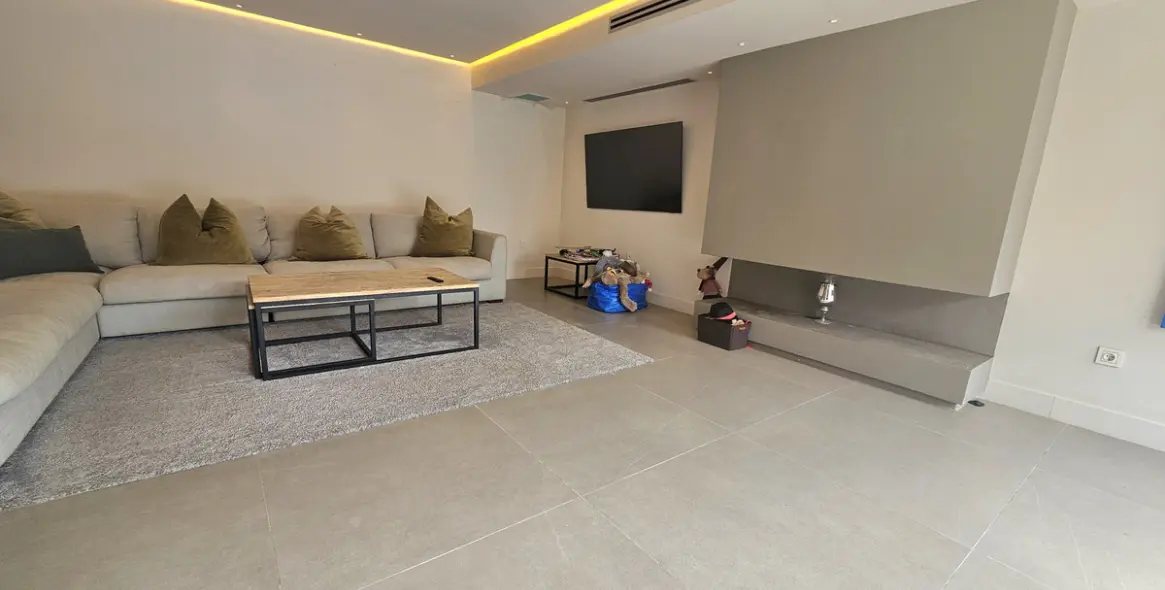 Long-term rent of detached villa in Costabella 8