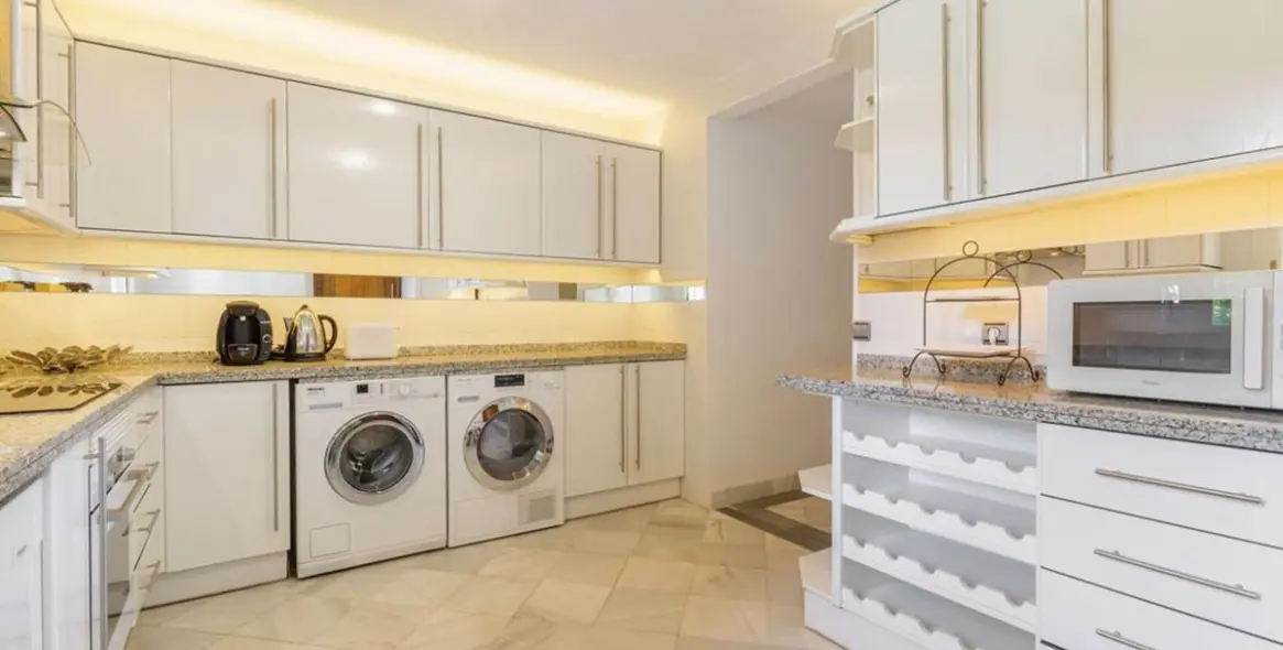 Long-term rent of middle floor apartment in Puerto Banús 23