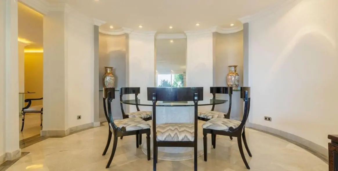 Long-term rent of middle floor apartment in Puerto Banús 24