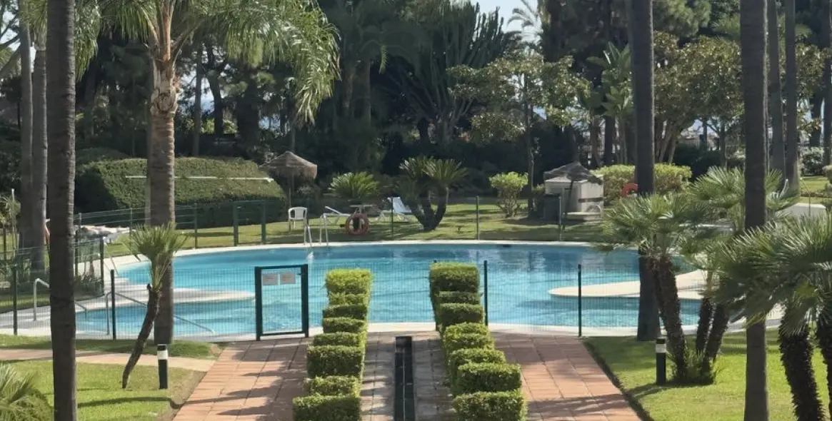 Long-term rent of middle floor apartment in Puerto Banús 25