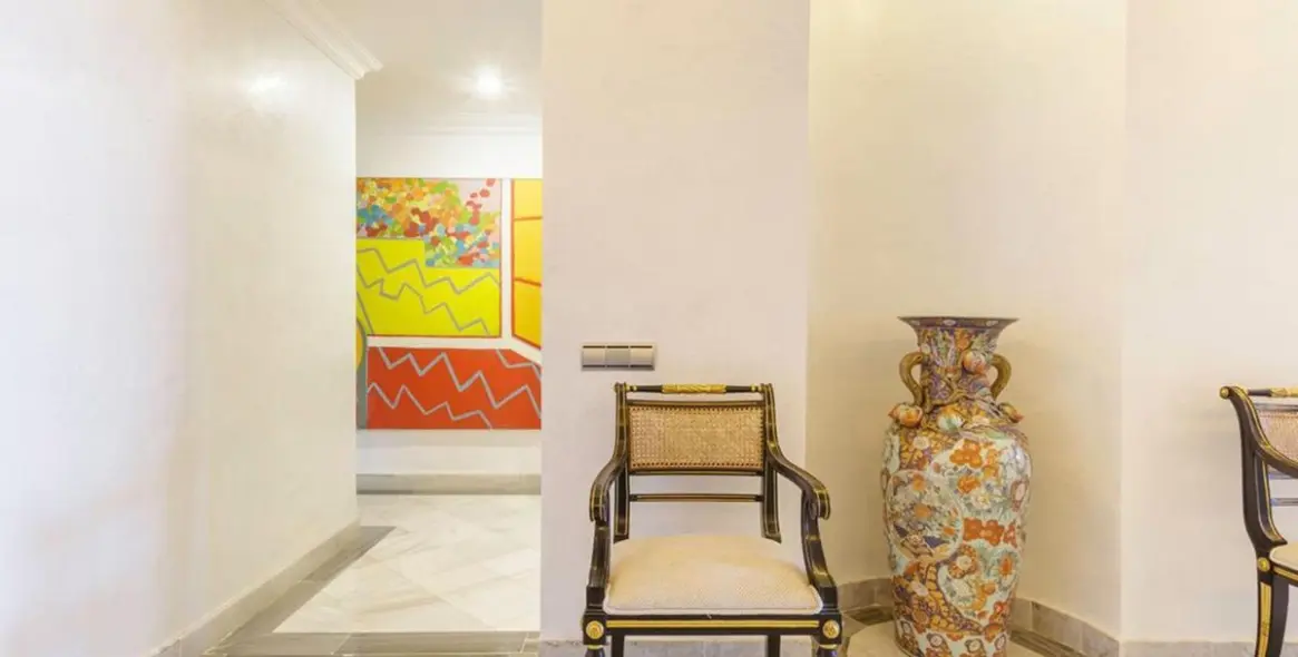 Long-term rent of middle floor apartment in Puerto Banús 26