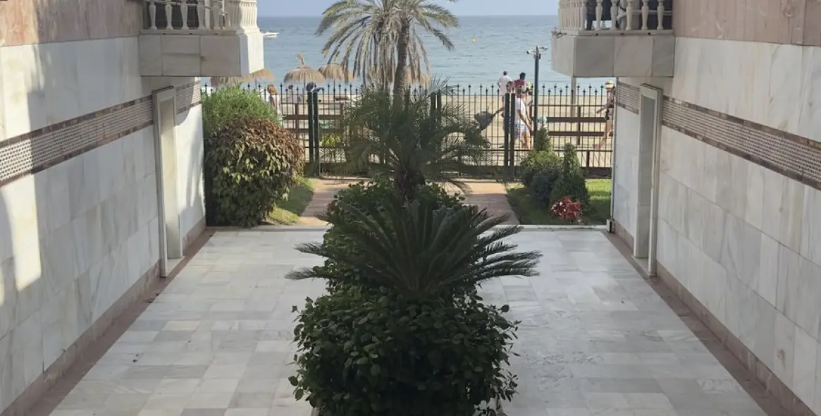 Alquiler a largo plazo de apartamento en planta media en Puerto Banús 21