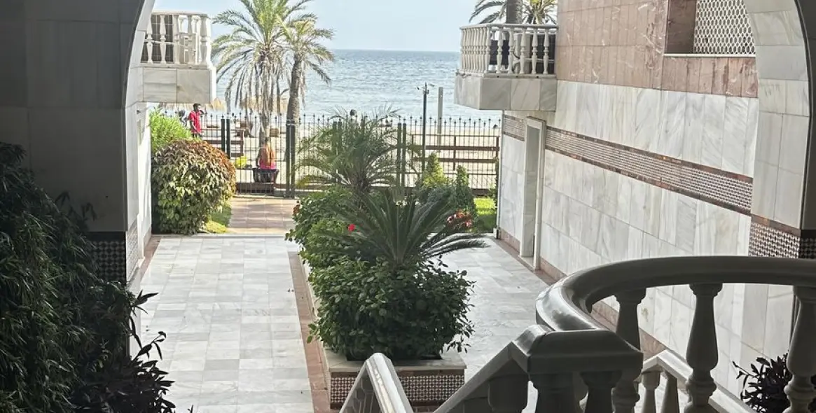 Alquiler a largo plazo de apartamento en planta media en Puerto Banús 23