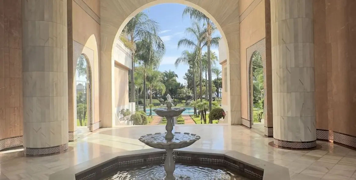 Alquiler a largo plazo de apartamento en planta media en Puerto Banús 24