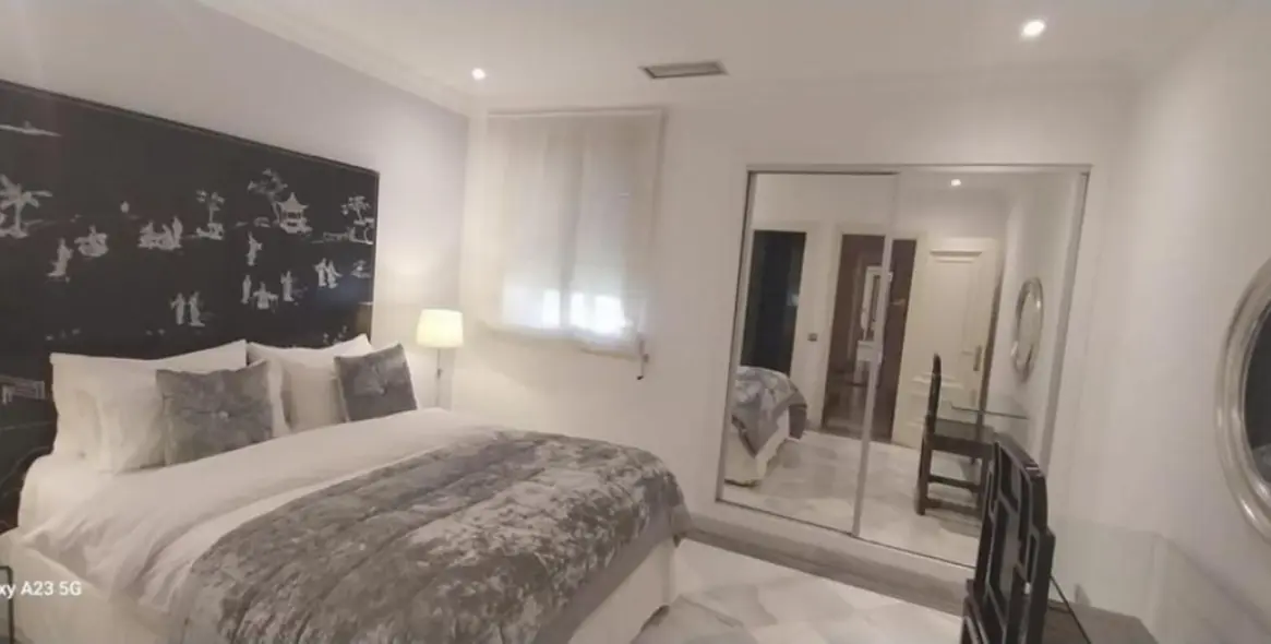 Alquiler a largo plazo de apartamento en planta media en Puerto Banús 25