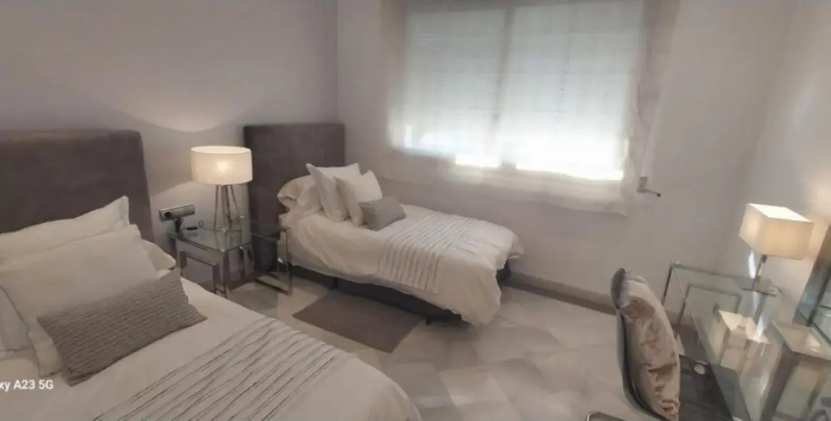 Alquiler a largo plazo de apartamento en planta media en Puerto Banús 26