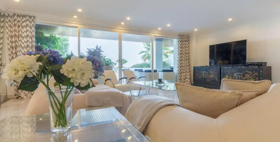 Alquiler a largo plazo de apartamento en planta media en Puerto Banús 27