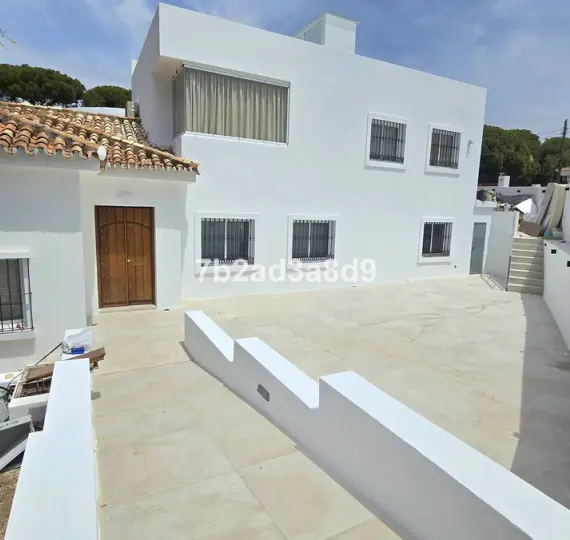 Long-term rent of detached villa in Elviria