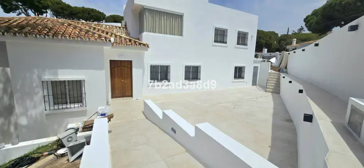 Long-term rent of detached villa in Elviria 0