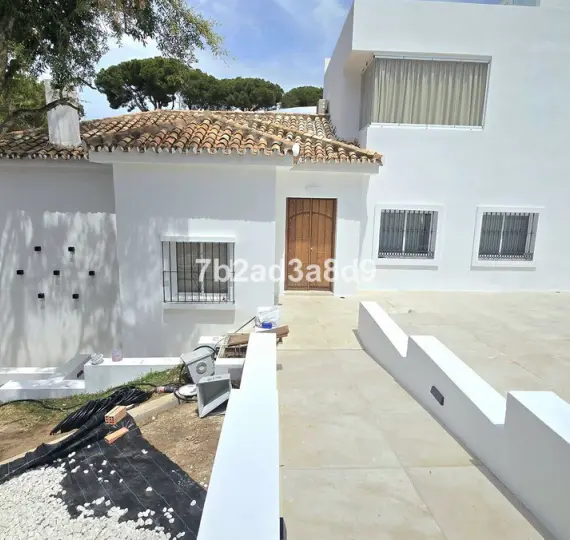 Long-term rent of detached villa in Elviria