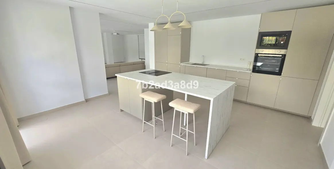 Long-term rent of detached villa in Elviria 32