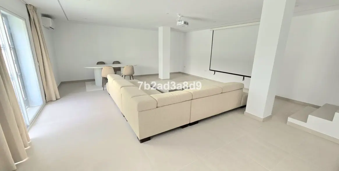 Long-term rent of detached villa in Elviria 34