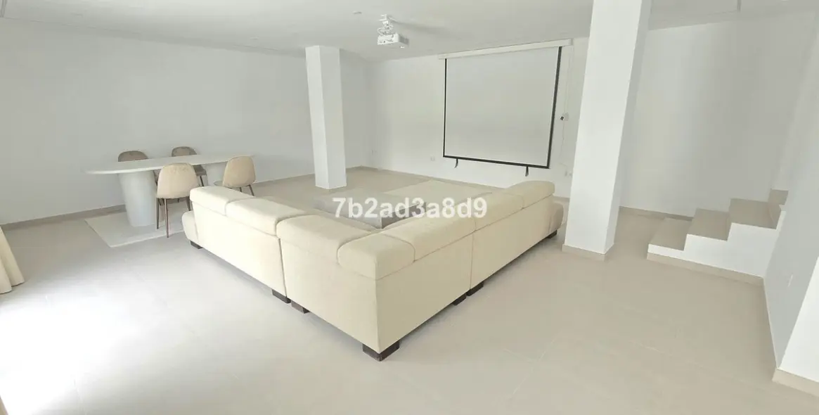 Long-term rent of detached villa in Elviria 35