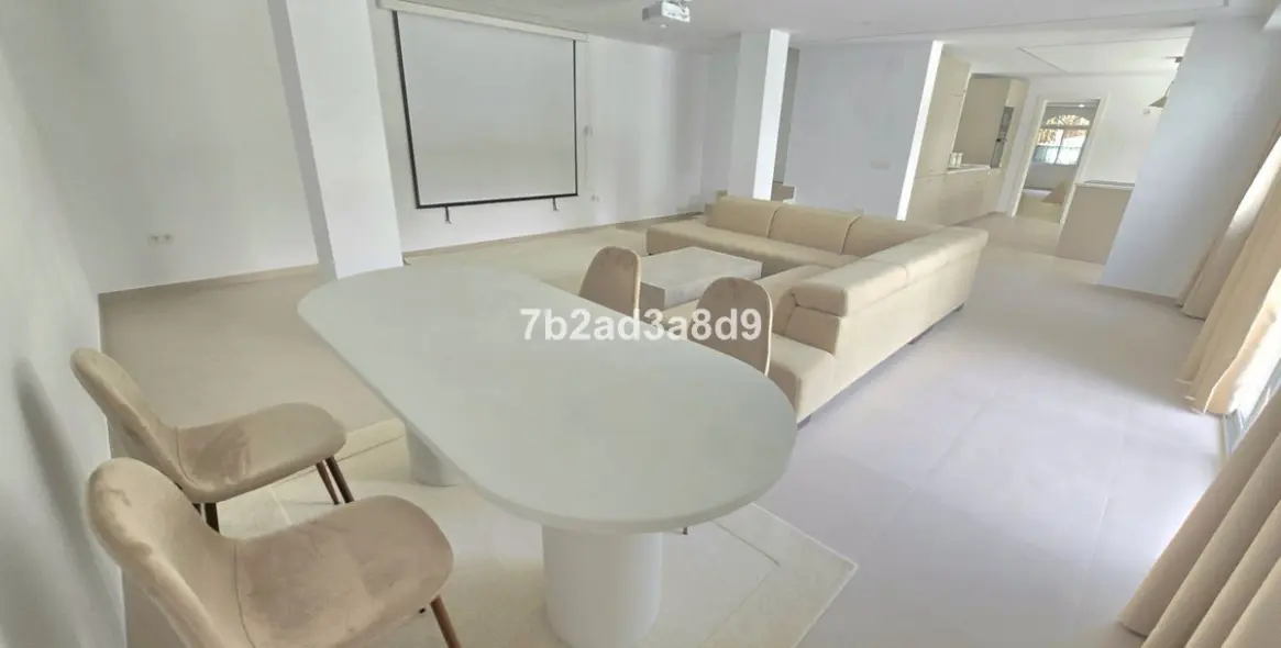 Long-term rent of detached villa in Elviria 36