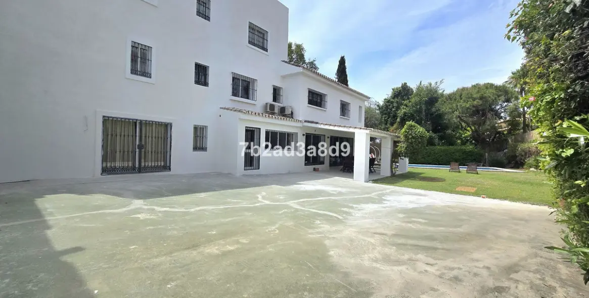 Long-term rent of detached villa in Elviria 45