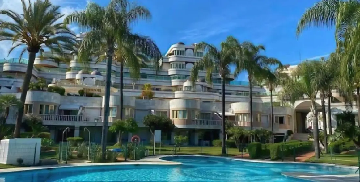 Долгосрочная аренда двухуровневых апартаментов в Puerto Banús 5