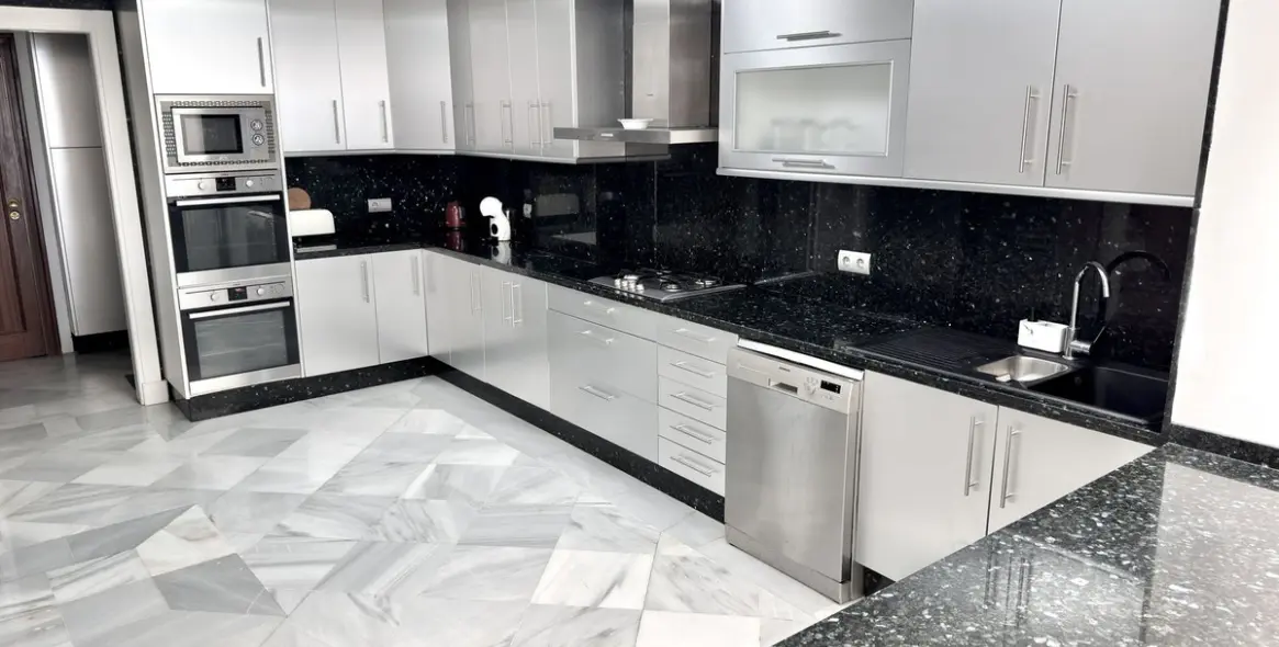 Долгосрочная аренда двухуровневых апартаментов в Puerto Banús 19