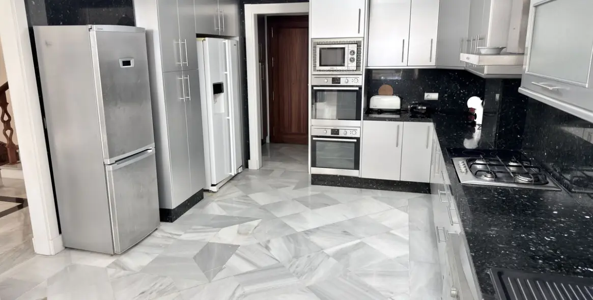 Долгосрочная аренда двухуровневых апартаментов в Puerto Banús 21