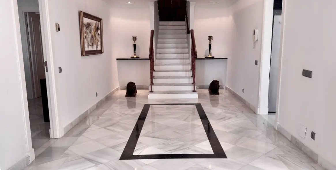 Долгосрочная аренда двухуровневых апартаментов в Puerto Banús 23