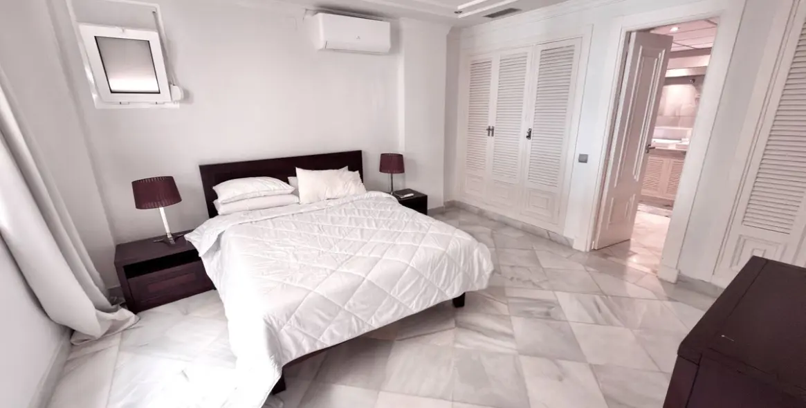 Долгосрочная аренда двухуровневых апартаментов в Puerto Banús 24