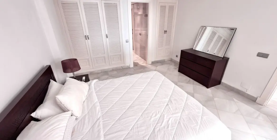 Долгосрочная аренда двухуровневых апартаментов в Puerto Banús 25