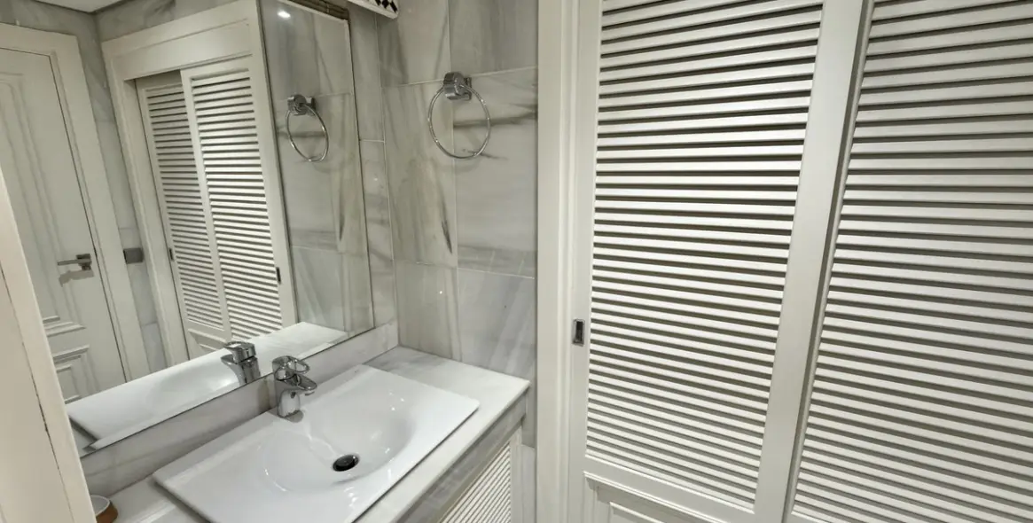 Долгосрочная аренда двухуровневых апартаментов в Puerto Banús 32