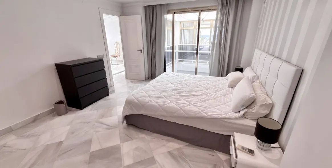 Долгосрочная аренда двухуровневых апартаментов в Puerto Banús 37