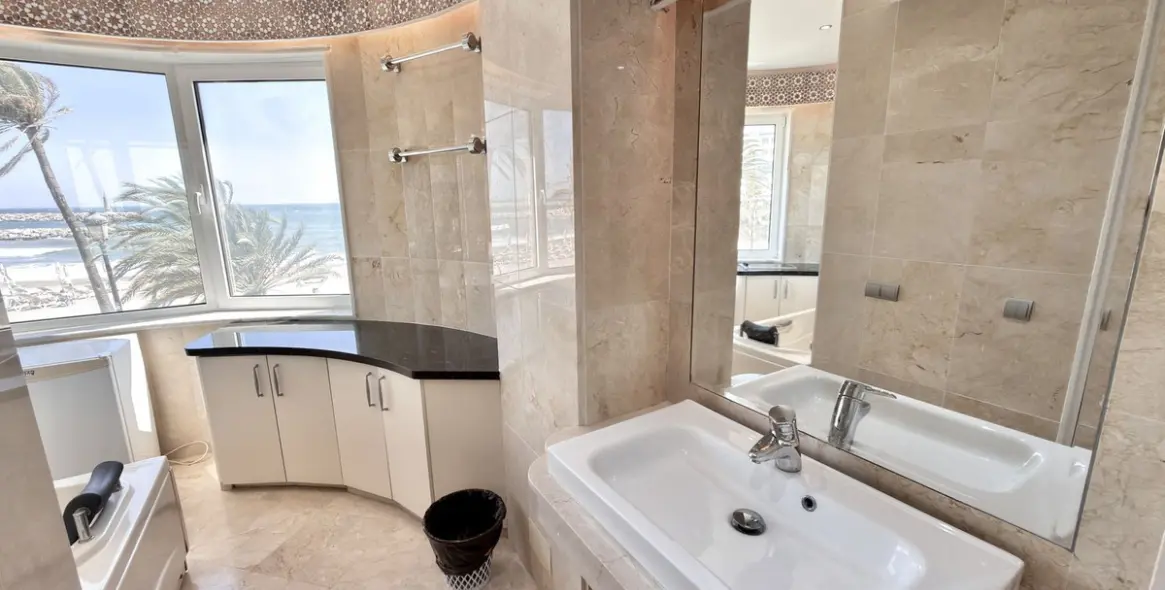 Долгосрочная аренда двухуровневых апартаментов в Puerto Banús 69