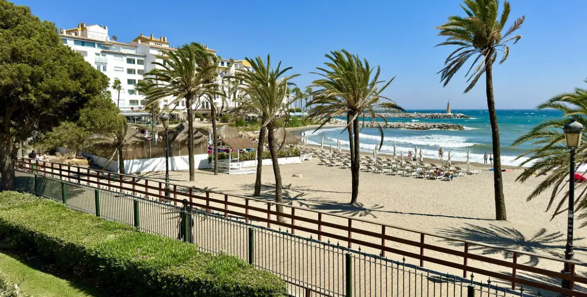 Долгосрочная аренда двухуровневых апартаментов в Puerto Banús 79