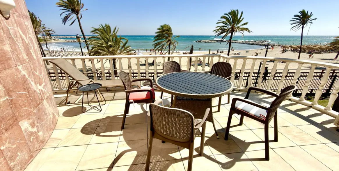 Долгосрочная аренда двухуровневых апартаментов в Puerto Banús 87