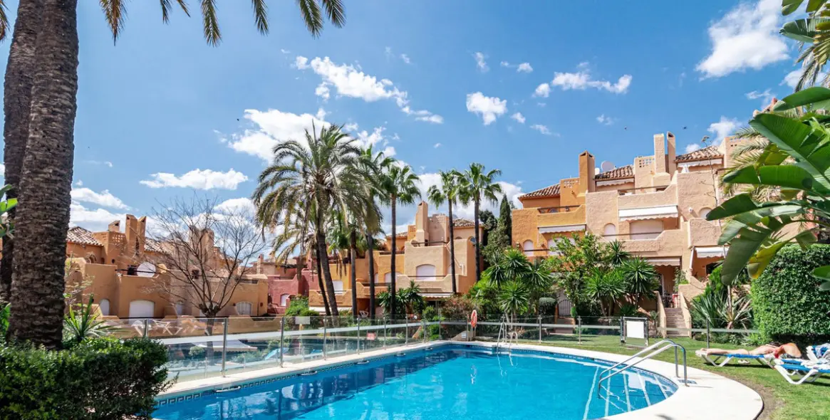 Long-term rent of townhouse in Nueva Andalucía 1