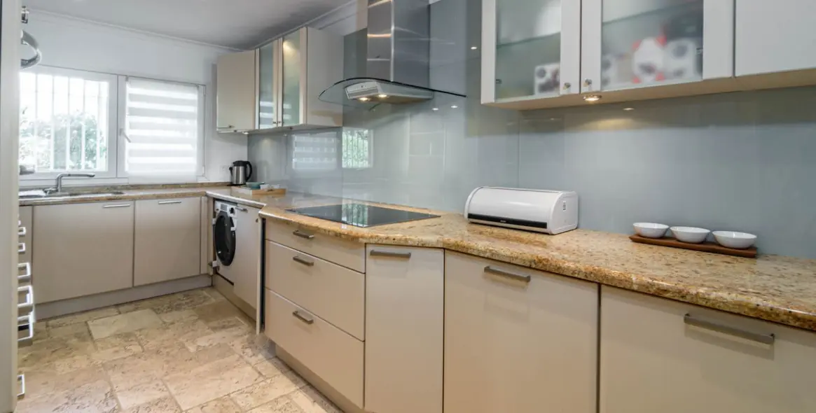 Long-term rent of townhouse in Nueva Andalucía 11