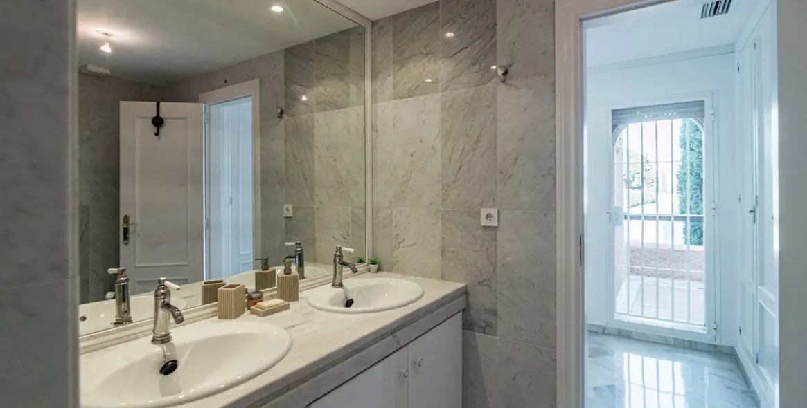 Long-term rent of townhouse in Nueva Andalucía 37