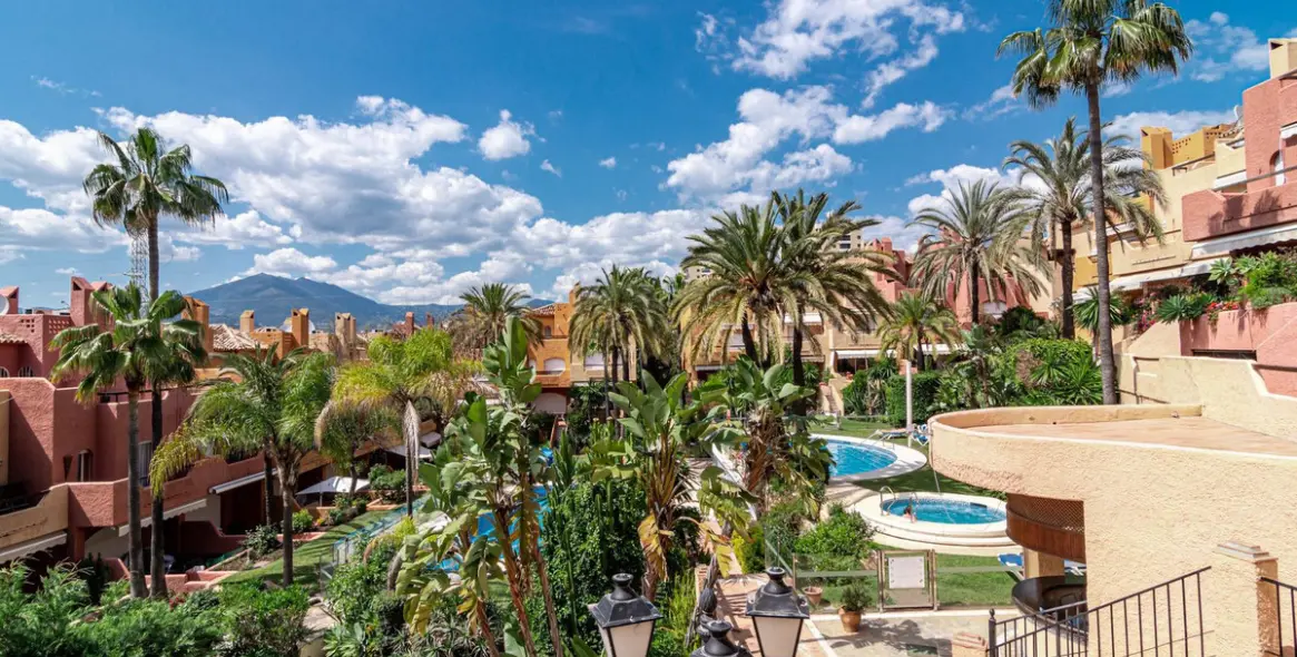 Long-term rent of townhouse in Nueva Andalucía 52