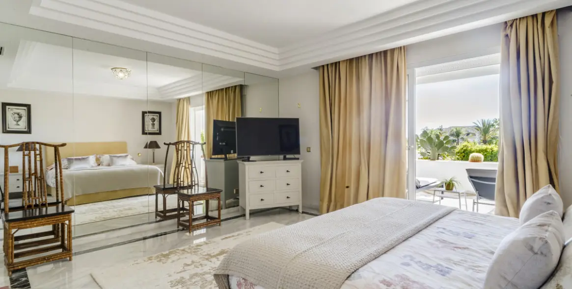 Long-term rent of middle floor apartment in The Golden Mile 15