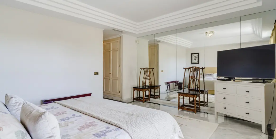 Long-term rent of middle floor apartment in The Golden Mile 16