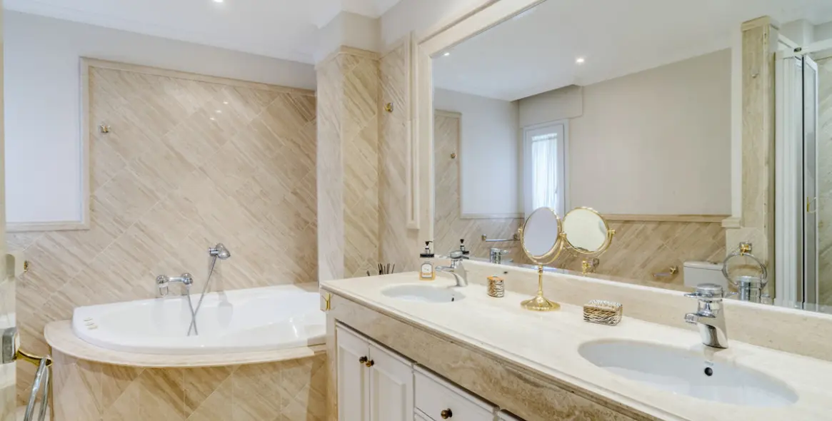 Long-term rent of middle floor apartment in The Golden Mile 17