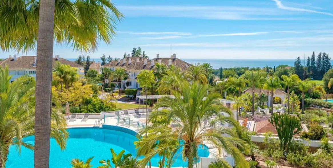 Долгосрочная аренда апартаментов на среднем этаже в Marbella (район The Golden Mile) 1