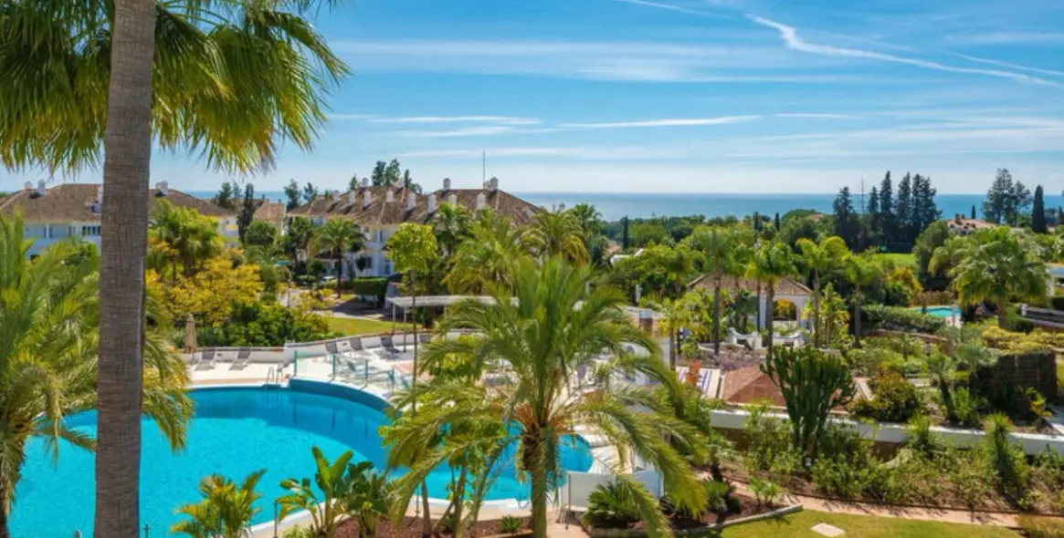 Long-term rent of middle floor apartment in The Golden Mile 12