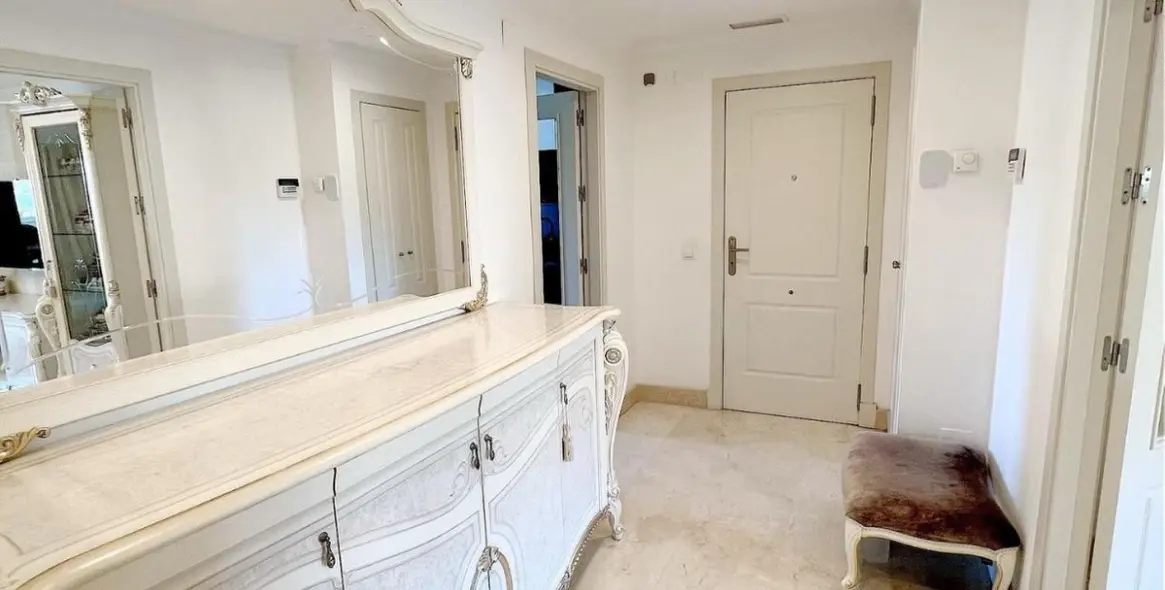 Long-term rent of middle floor apartment in The Golden Mile 14