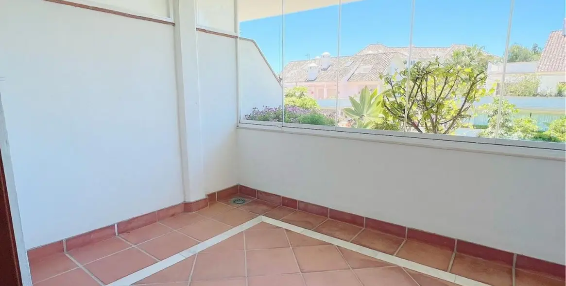 Long-term rent of middle floor apartment in The Golden Mile 17