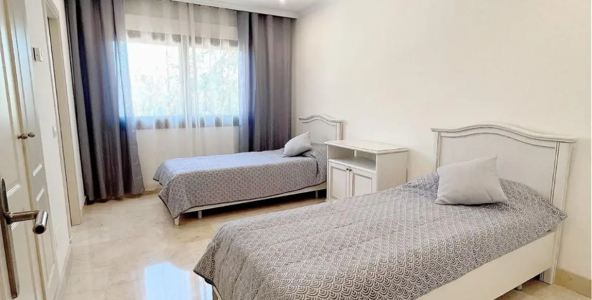 Long-term rent of middle floor apartment in The Golden Mile 20