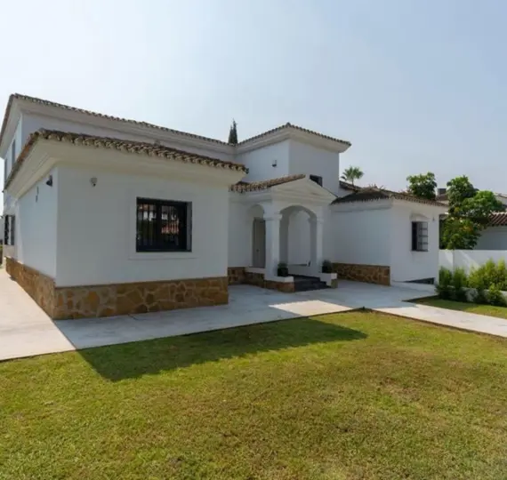 Long-term rent of detached villa in Nueva Andalucía